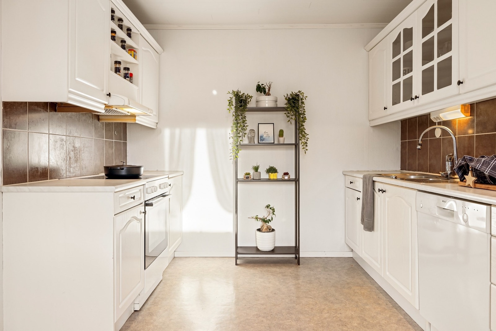 Kjøkkeninnredning med profilerte fronter og nye håndtak Galleribilde