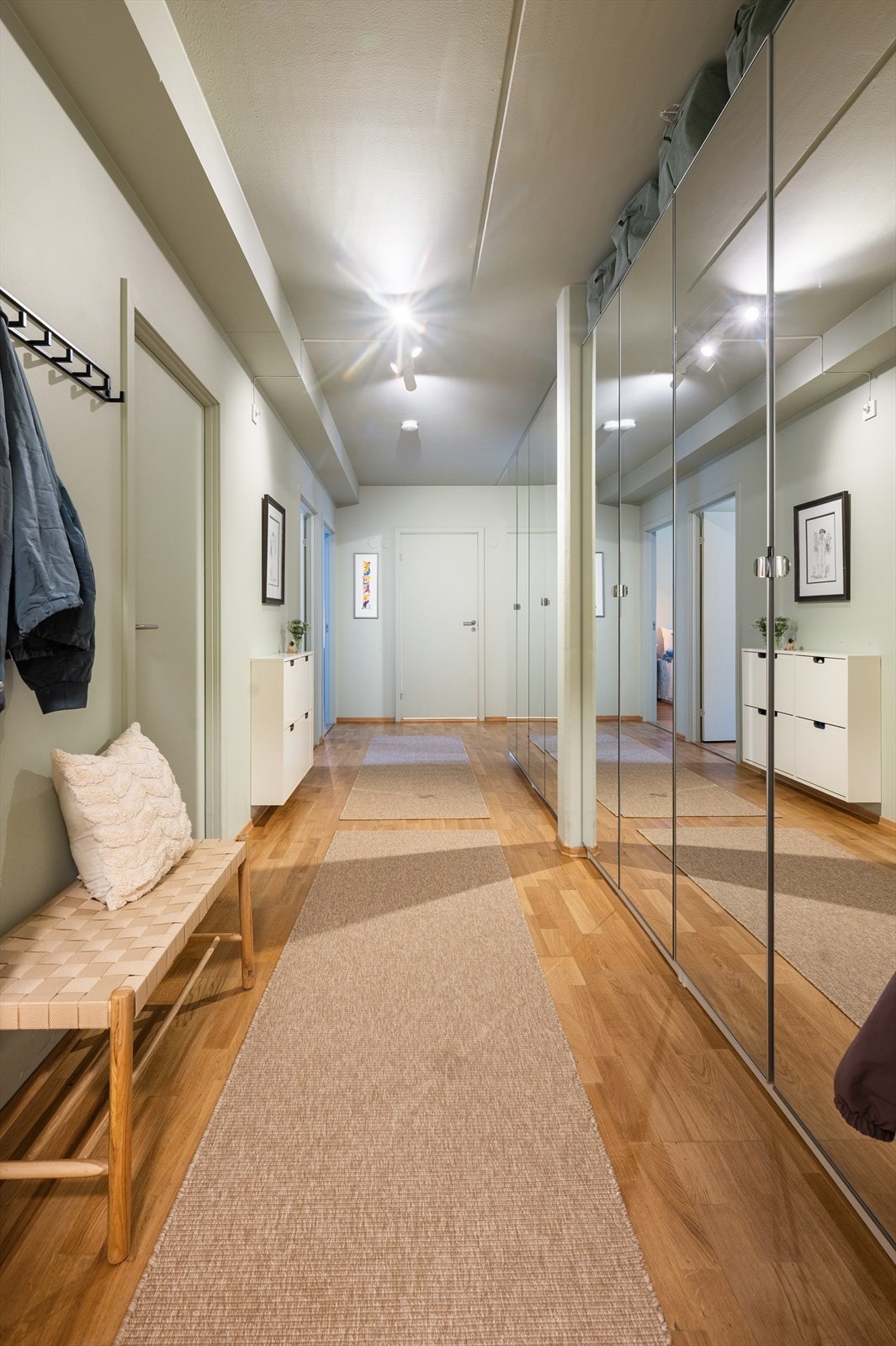 Entréen har rikelig med oppbevaringsplass i et svært romslig garderobeskap med praktiske speilfronter. Galleribilde