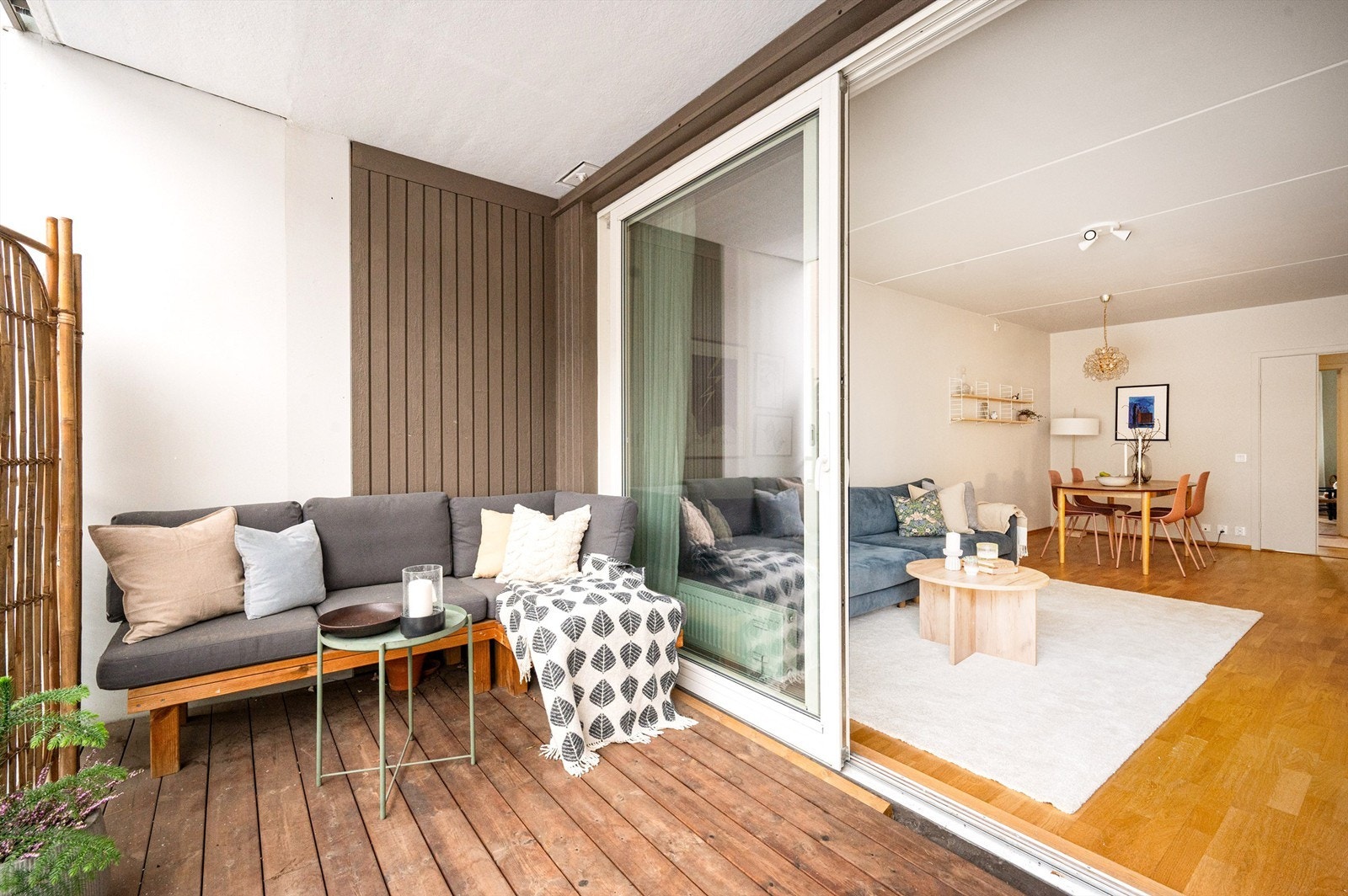 Balkongdøren med 2-lags glass visker ut skillet mellom inne og ute. Galleribilde