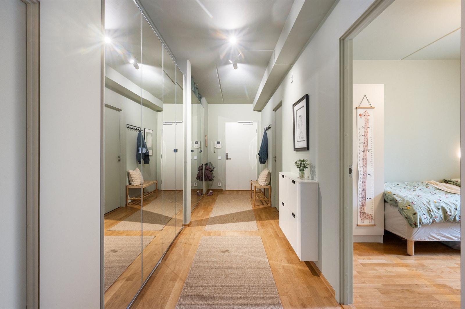 En innbydende og romslig entré binder alle rommene i leiligheten sammen. Galleribilde