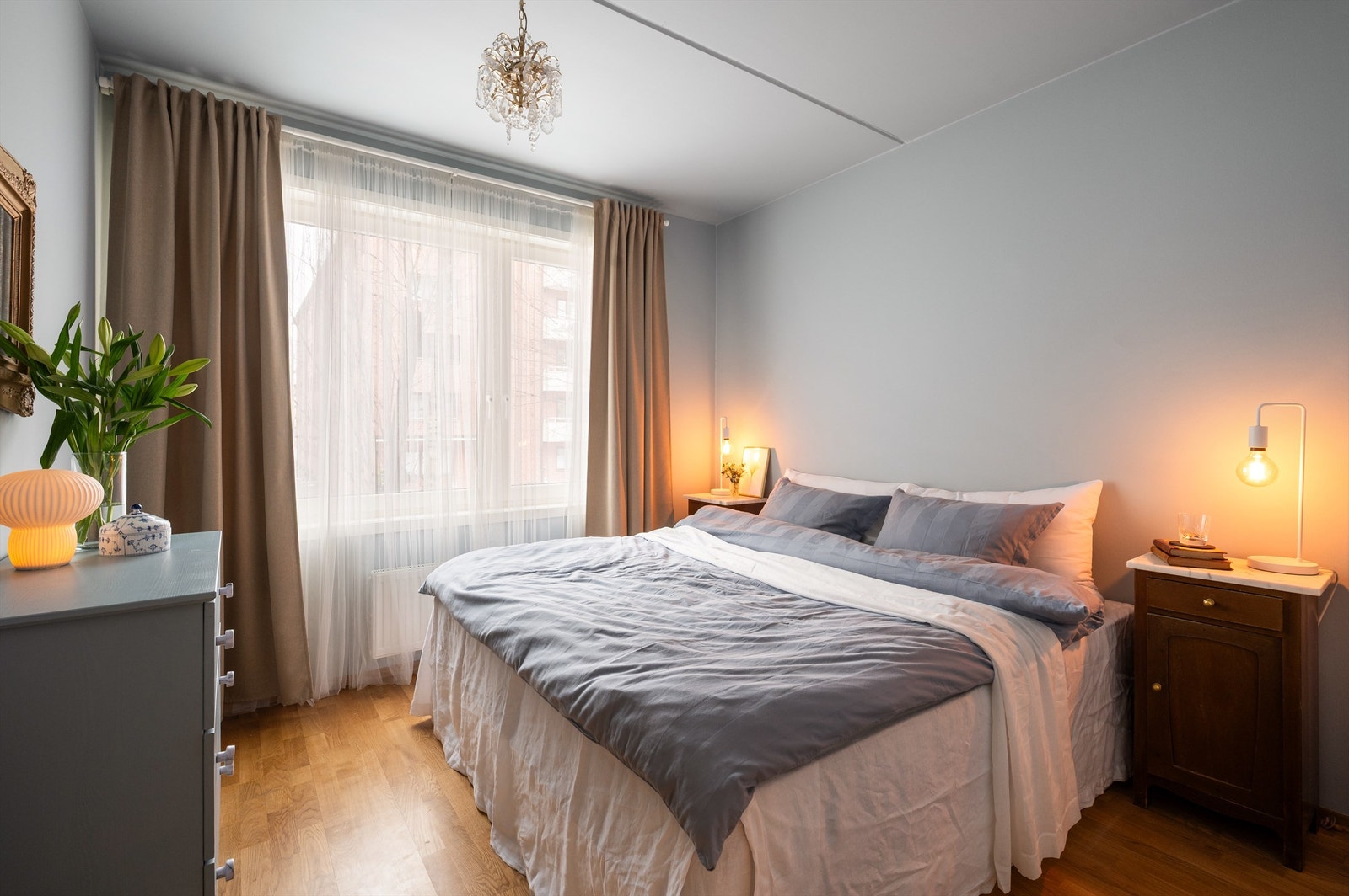 Hovedsoverommet er romslig med god plass til dobbeltseng og tilhørende møblement. Galleribilde