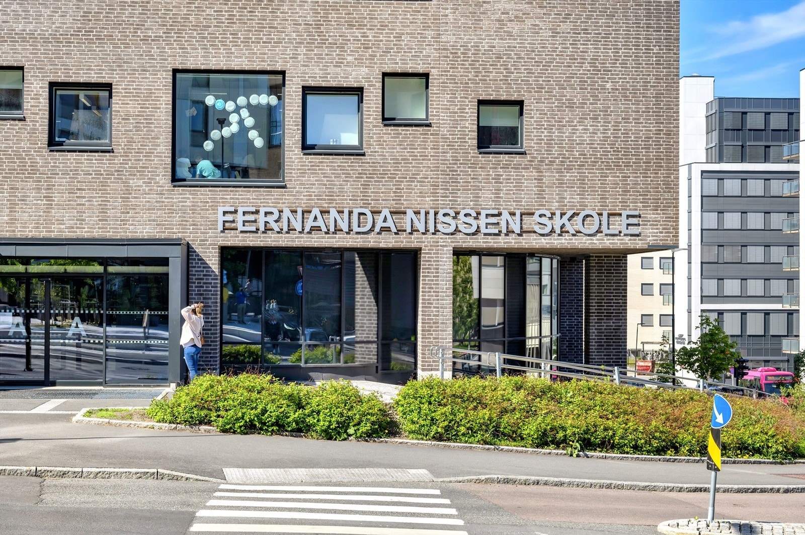 Eiendommen sogner til Fernanda Nissen barneskole, som for øvrig ligger i umiddelbar nærhet med trygg skolevei for barna. Ungdomsskolen eiendommen sogner til er Bentsebrua skole og åpner til skolestart 2024. Denne ligger kun 1,3 km fra leiligheten. Galleribilde