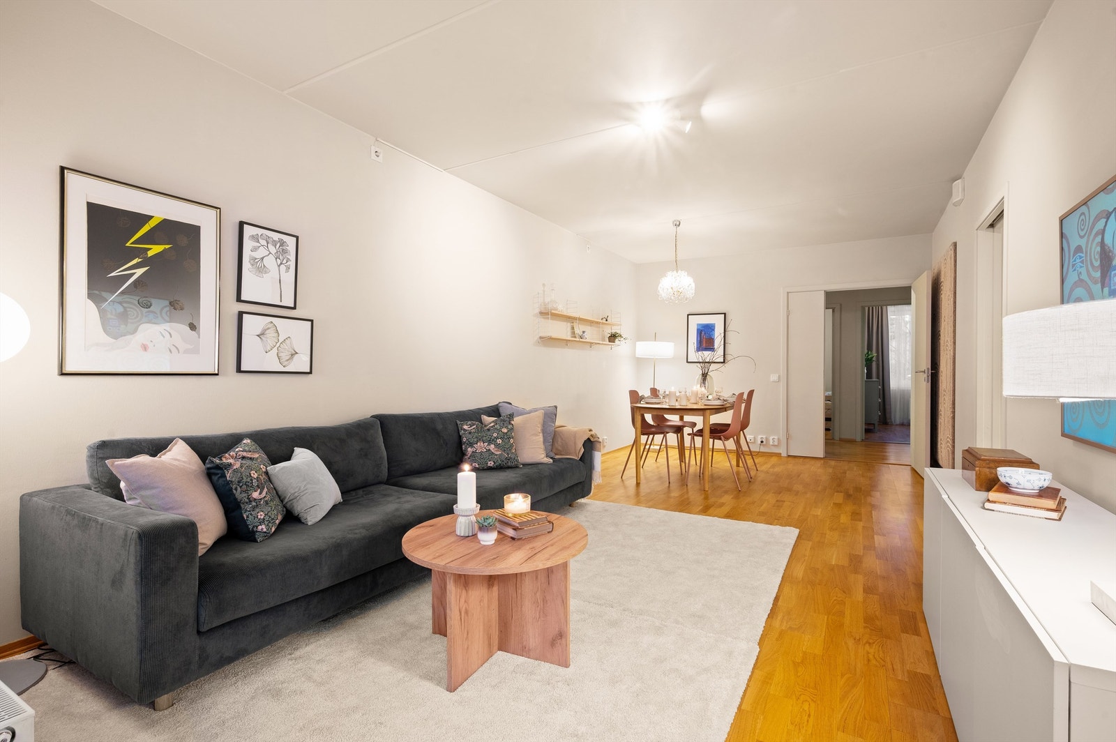 Stuen har god plass til sofagruppe og TV-seksjon. Gulvene er belagt med parkett. Galleribilde