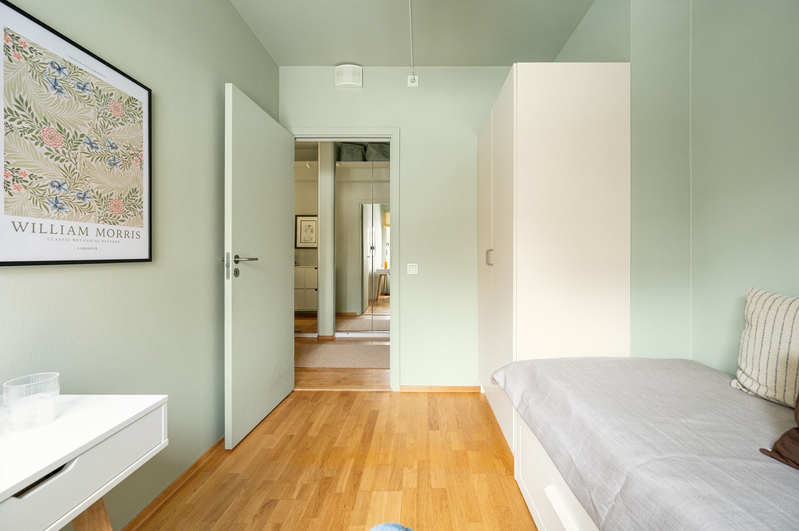 Leiligheten har glatte, moderne innerdører som komplementerer stilen. Galleribilde