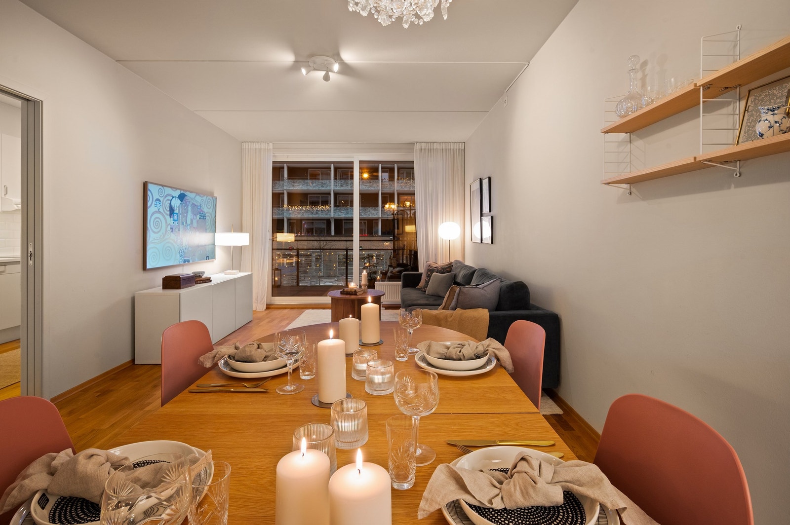 Den sosiale sonen rommer enkelt både spisebord og en større sofagruppe. Galleribilde