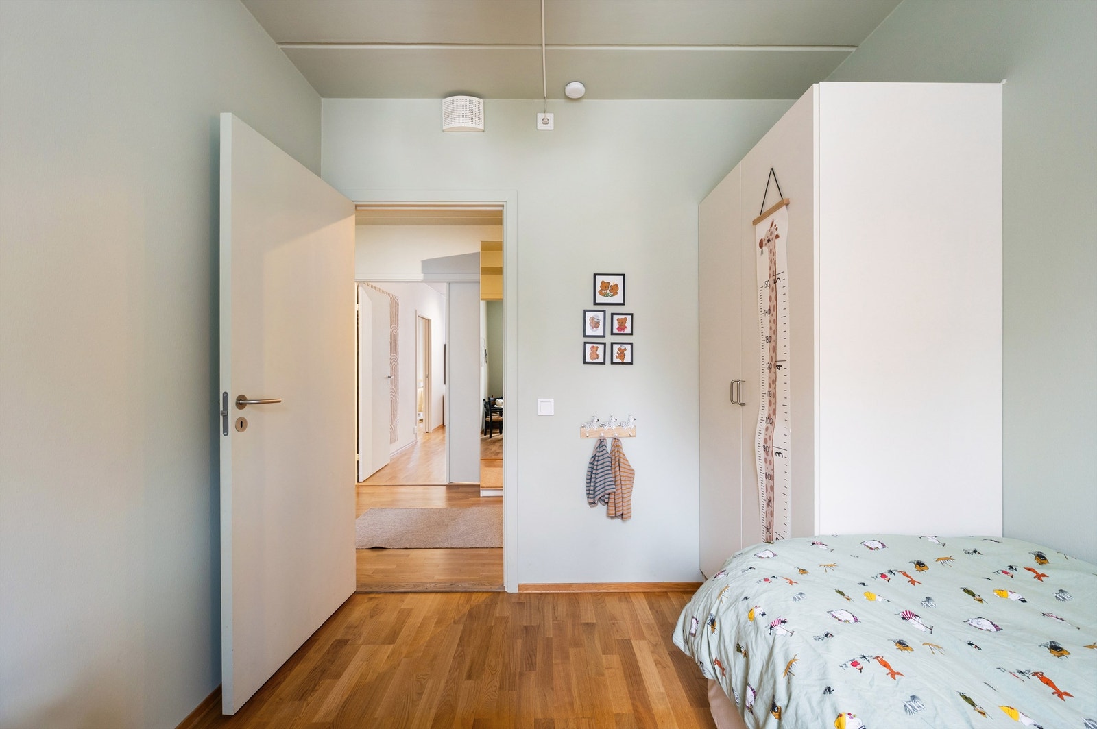 Også soverommene har vannbåren radiatorvarme for jevn og behagelig temperatur. Galleribilde