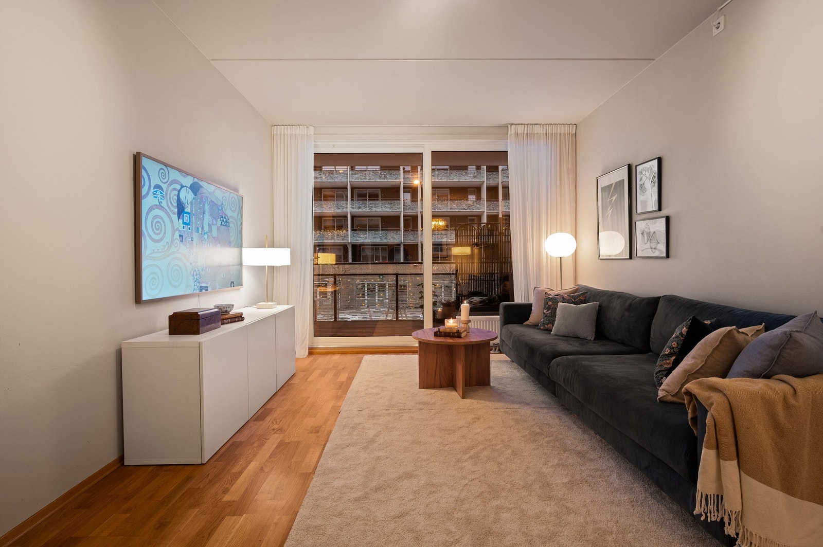 Fra stuen er det direkte utgang til balkongen, som blir en naturlig forlengelse av rommet. Galleribilde