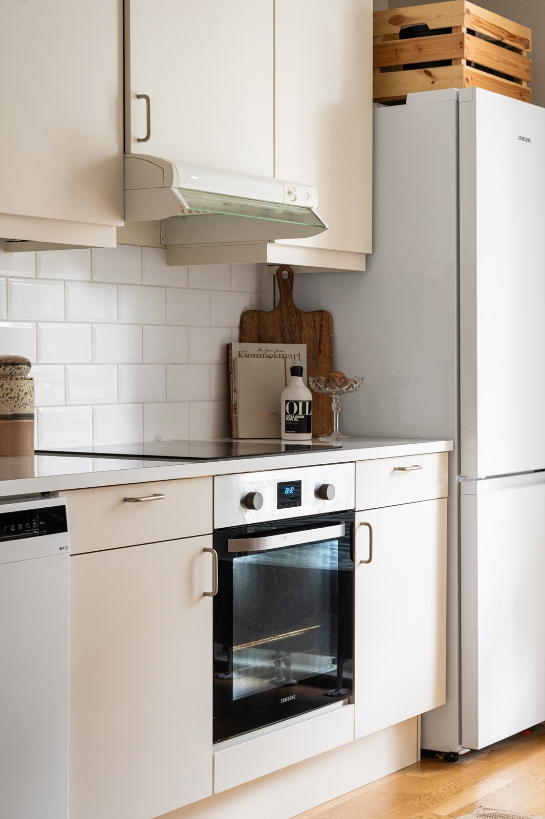 Kjøkkenet er utstyrt med integrert platetopp og stekeovn. Galleribilde