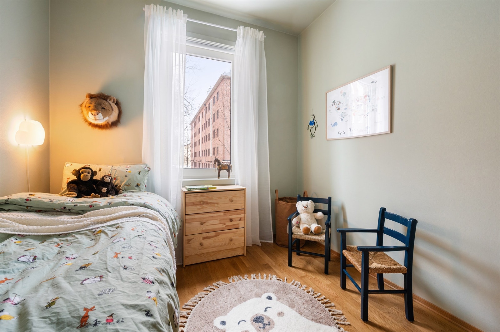 Rommet har god plass til seng og annet ønskelig møblement. Galleribilde