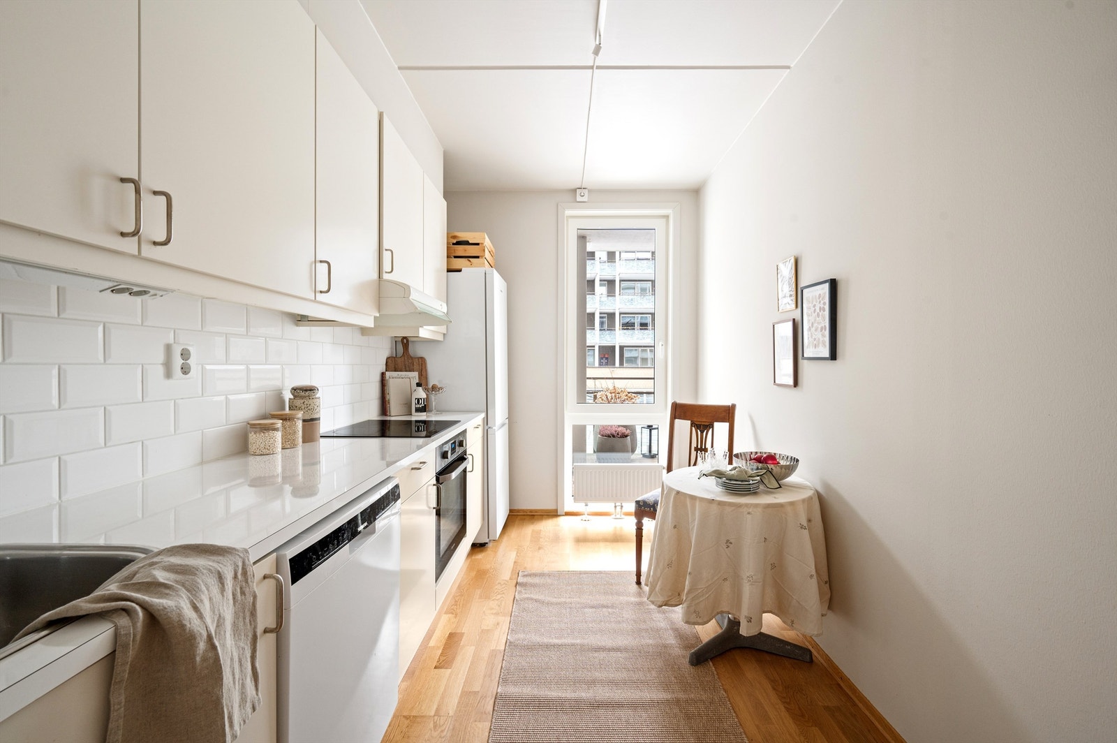 Moderne og funksjonelt kjøkken fra HTH med glatte fronter og laminat benkeplate. Galleribilde