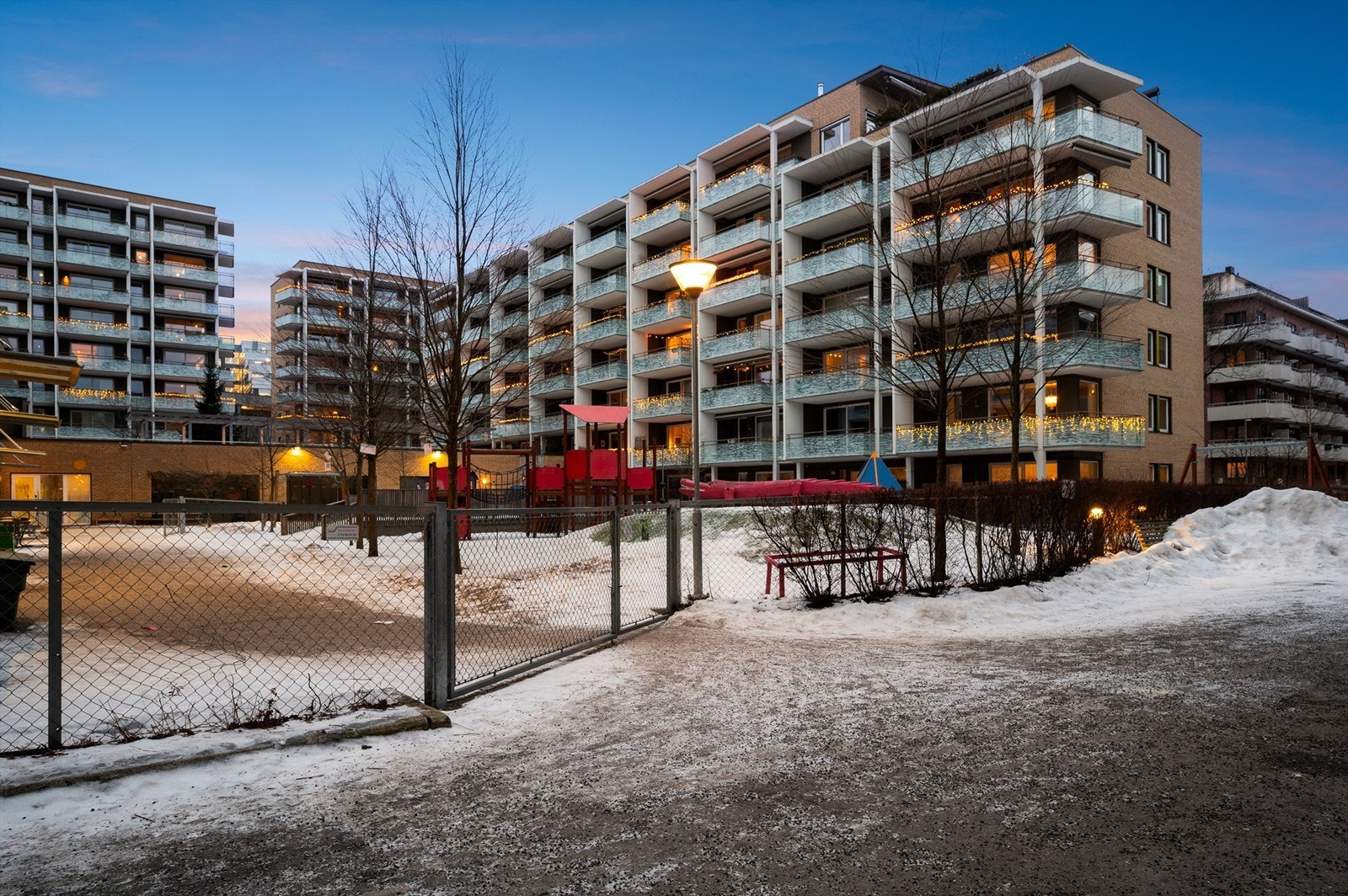 Sameiet har velholdte og barnevennlige fellesarealer med lekeplass. Galleribilde