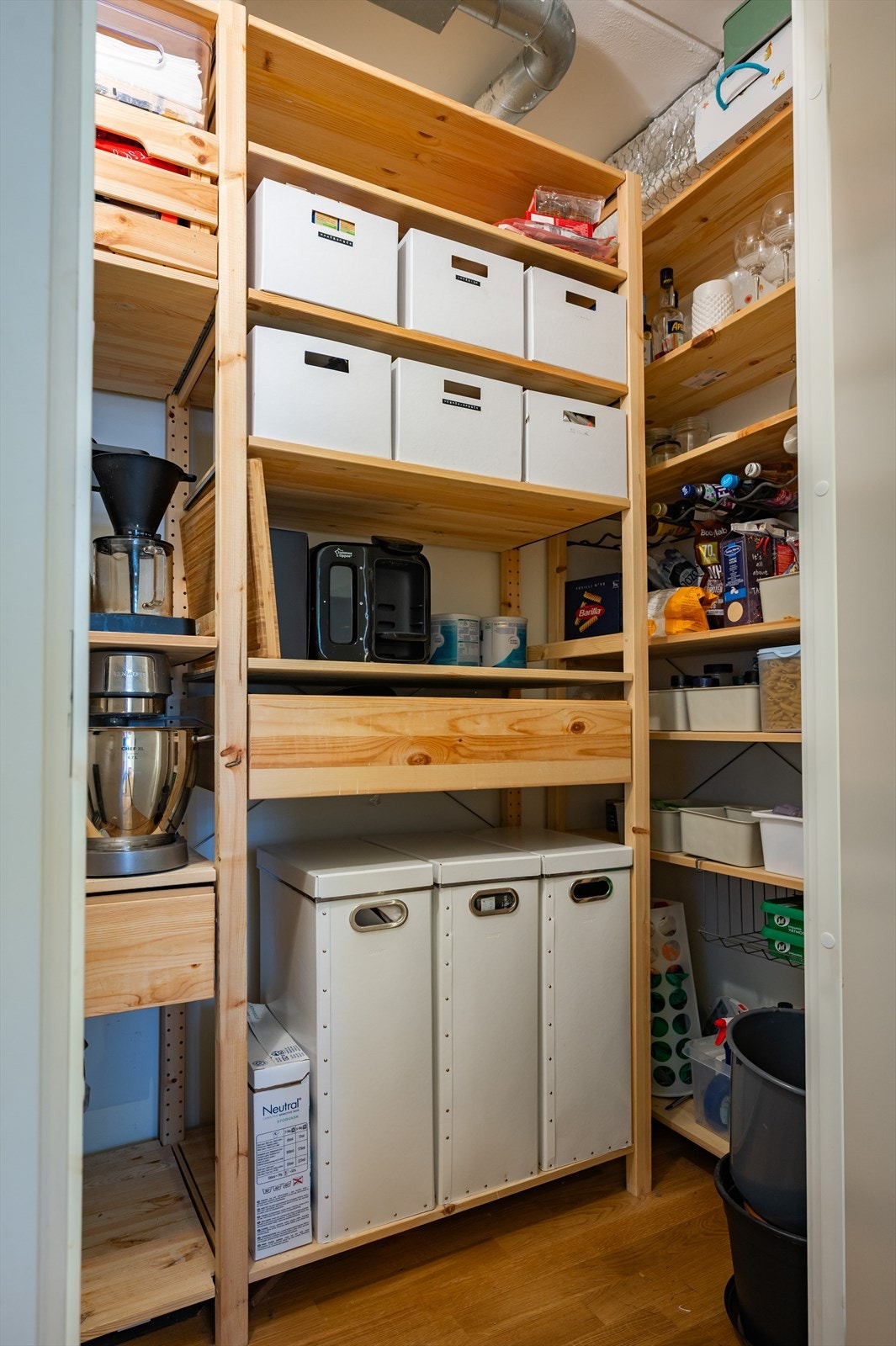 I tilknytning til kjøkkenet
finnes en praktisk innvendig bod. Galleribilde