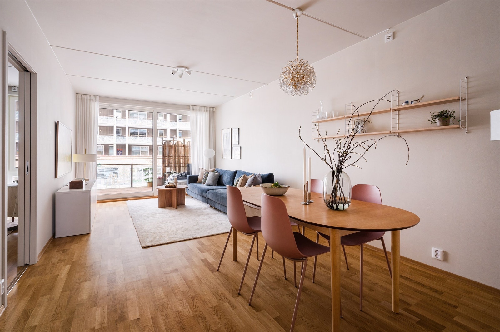 Den generøse takhøyden på ca. 2,6 meter gir sammen med store vindusflater en luftig atmosfære. Galleribilde