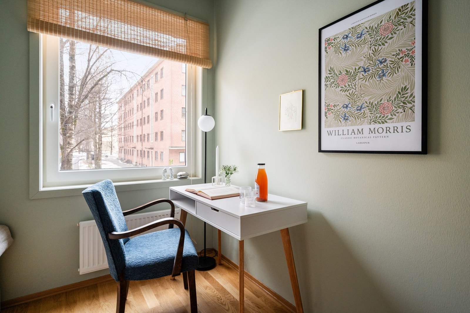 Fra dette rommet har man utsyn mot rolige og grønne omgivelser. Galleribilde