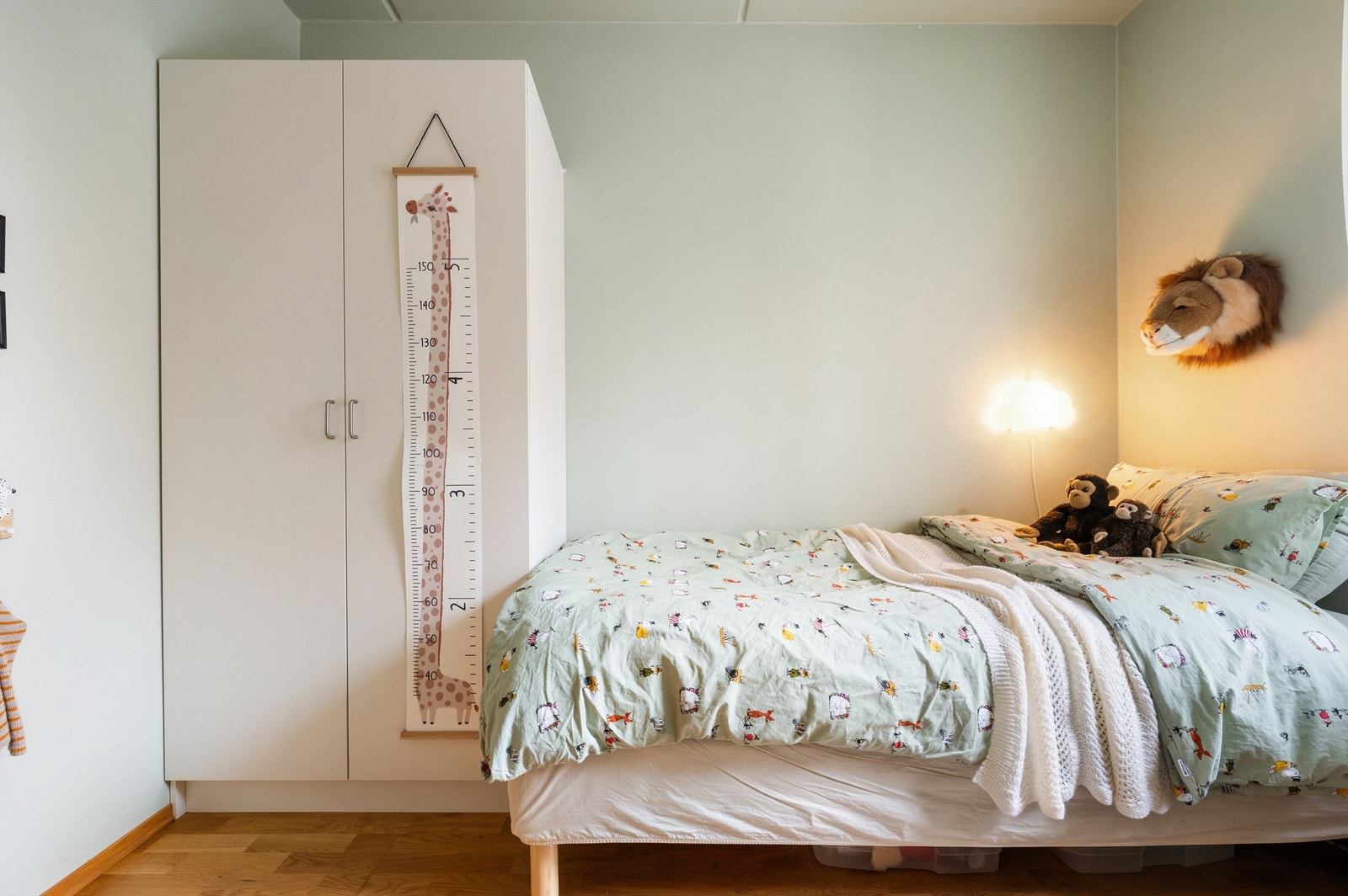 Et stort garderobeskap gir rikelig med oppbevaringsplass. Galleribilde