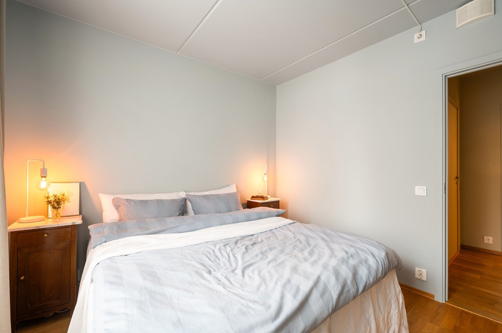 Rommet er holdt i duse og behagelige nyanser - perfekte for soverommet! Galleribilde