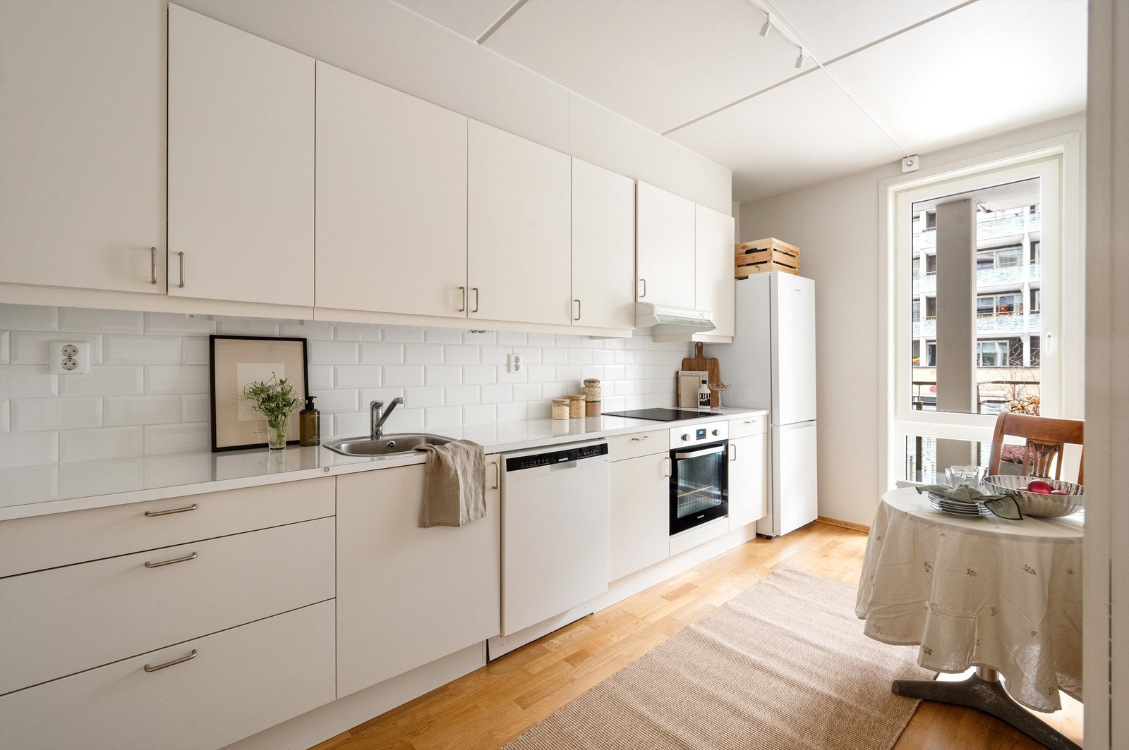 Det er rikelig med oppbevaringsplass i over- og underskap. Den gode benkeplassen gjør matlagingen enkel. Galleribilde