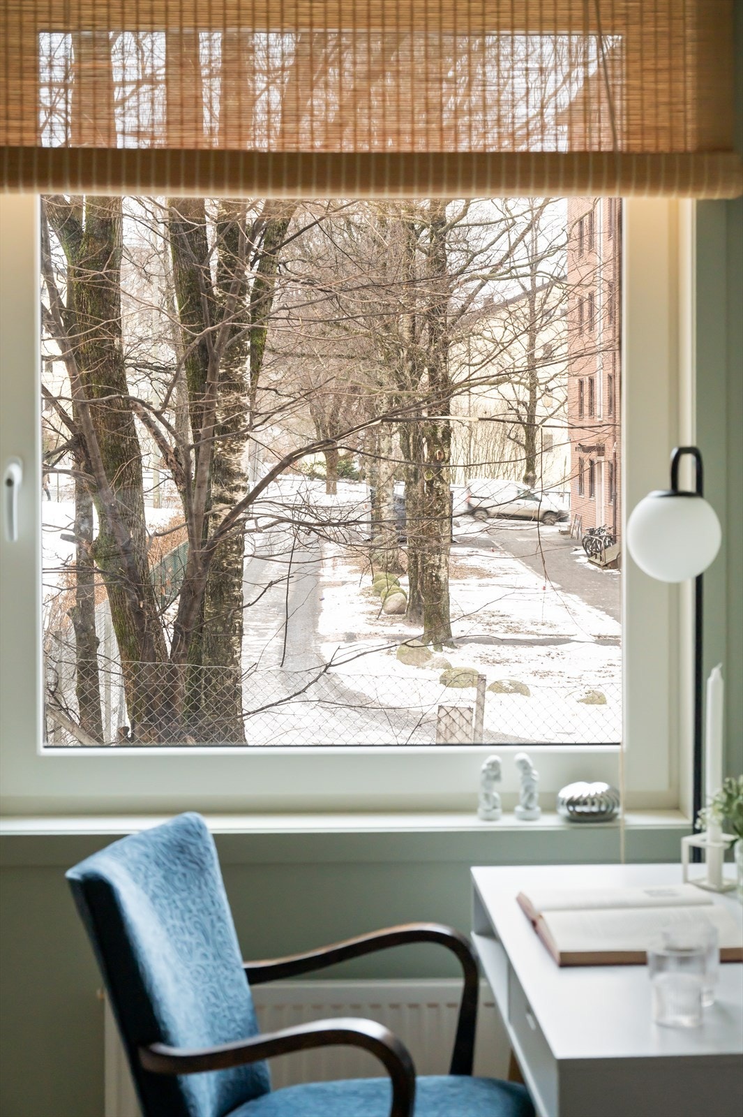 Boligen ligger i et stille og rolig nabolag, skjermet fra trafikk og støy. Galleribilde