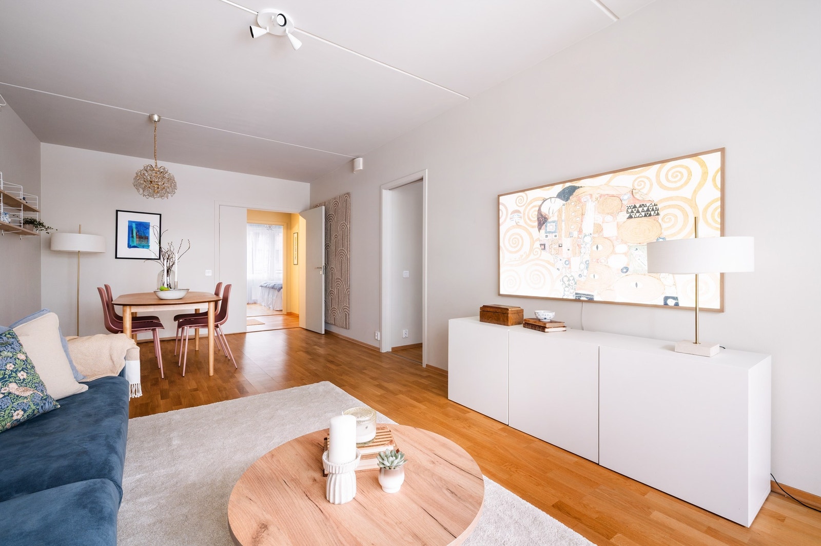 Den åpne løsningen gir god plass til spisebord og legger til rette for sosialt samvær. Galleribilde