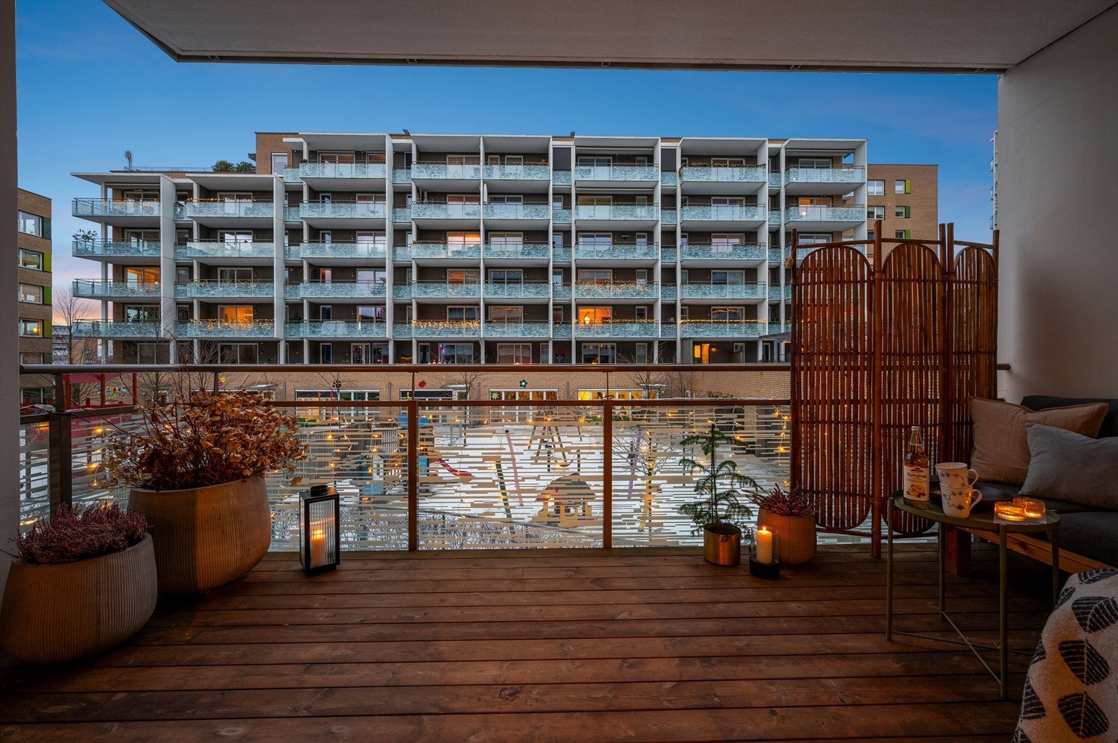 Balkongen har god plass til en sittegruppe for å nyte varme dager. Galleribilde