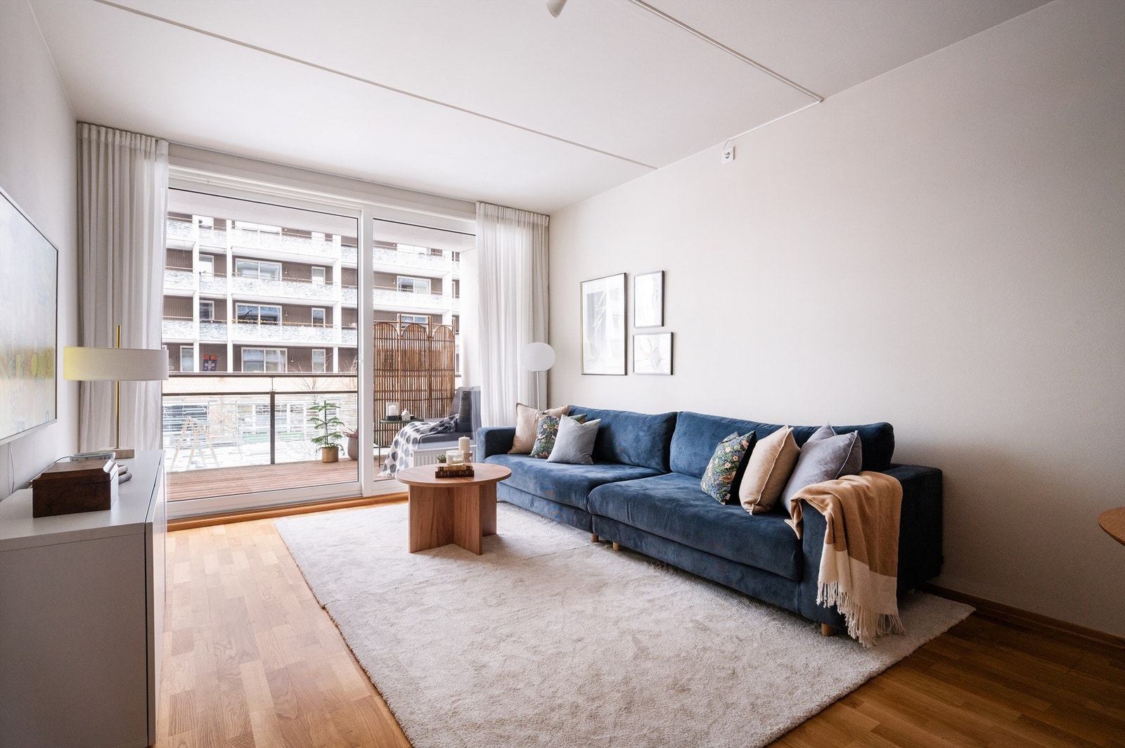 Store vindusflater gir rikelig med naturlig lys og en god romfølelse. Galleribilde