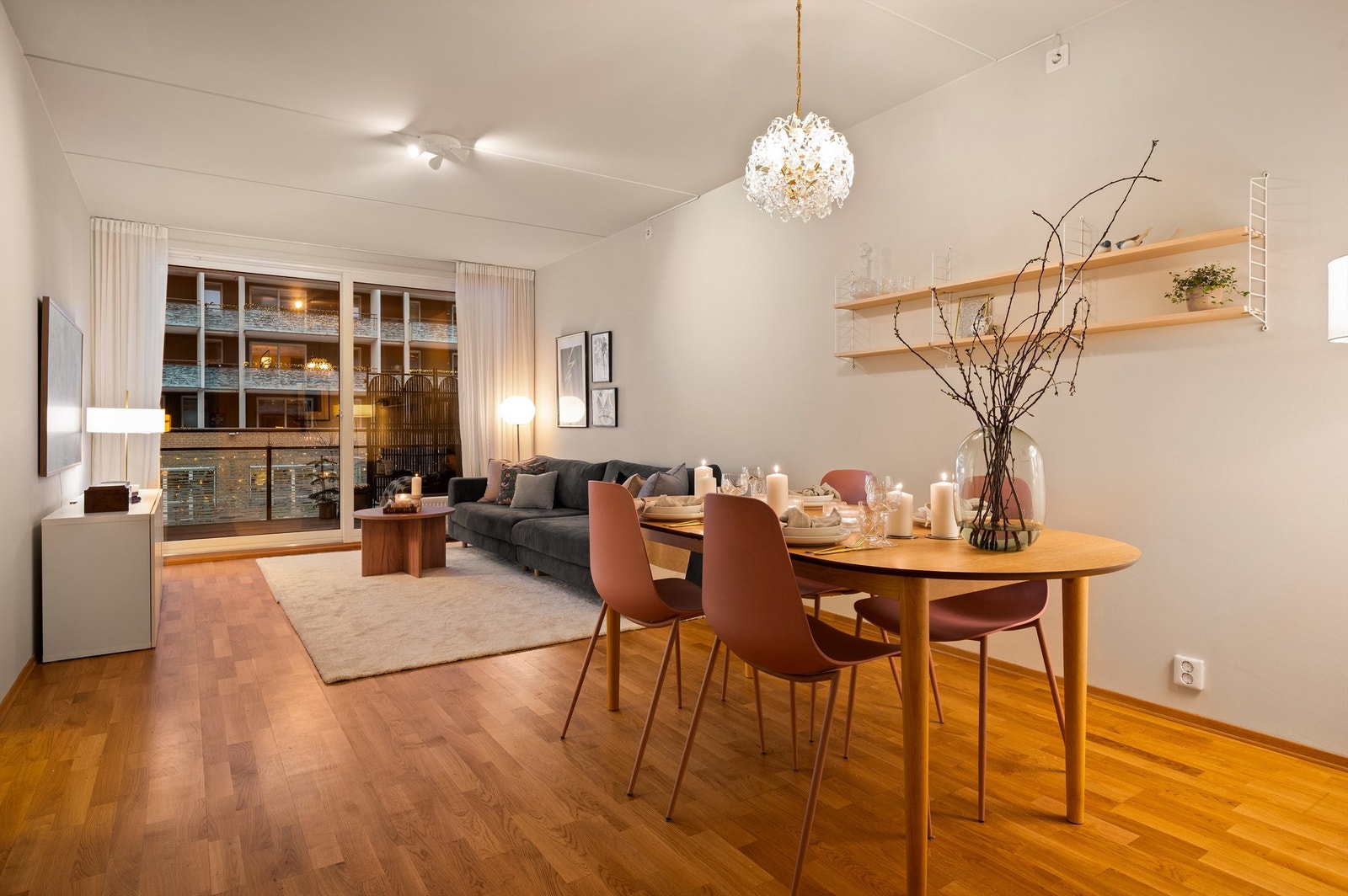 En moderne og arealeffektiv 4-roms selveierleilighet med gjennomgående høy standard og en romslig balkong. Galleribilde