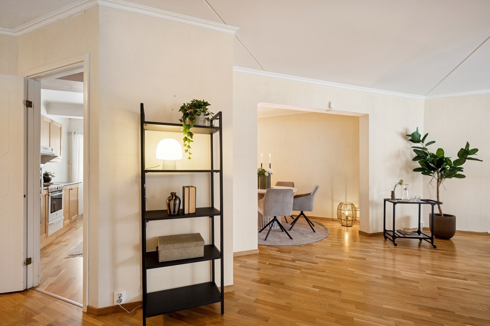 Fra stuen er det adkomst til kjøkkenet Galleribilde