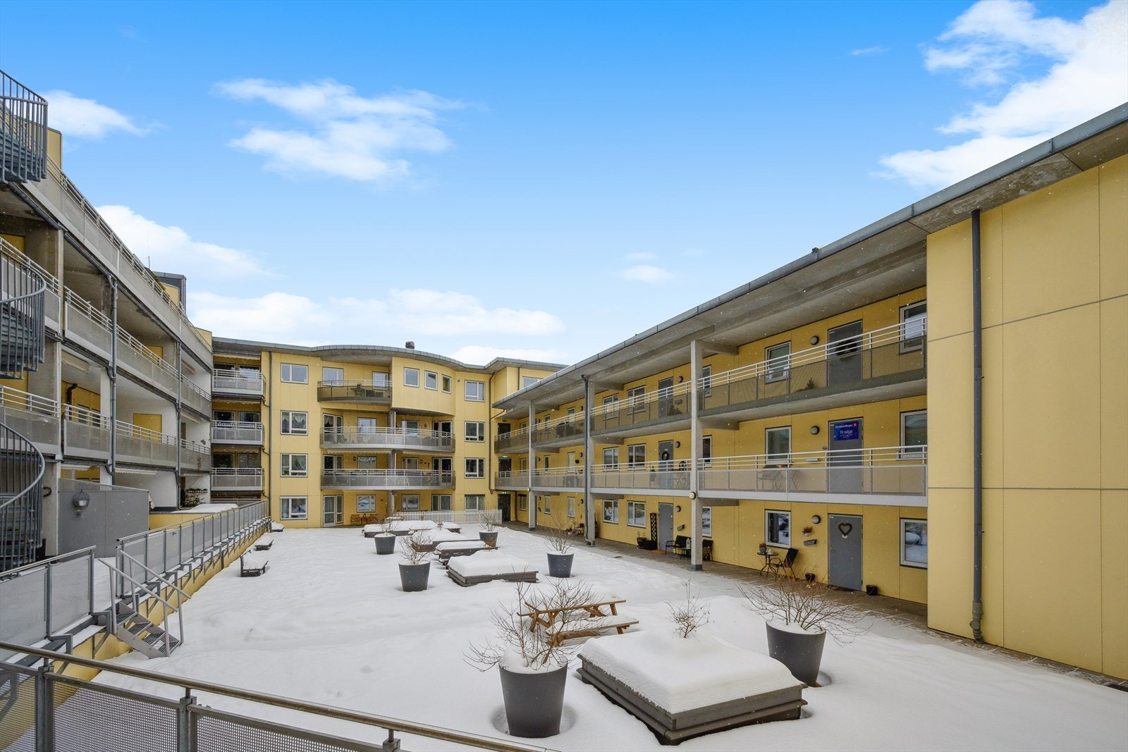 Koselig og skjermet atrium med pent opparbeidede fellesareal Galleribilde