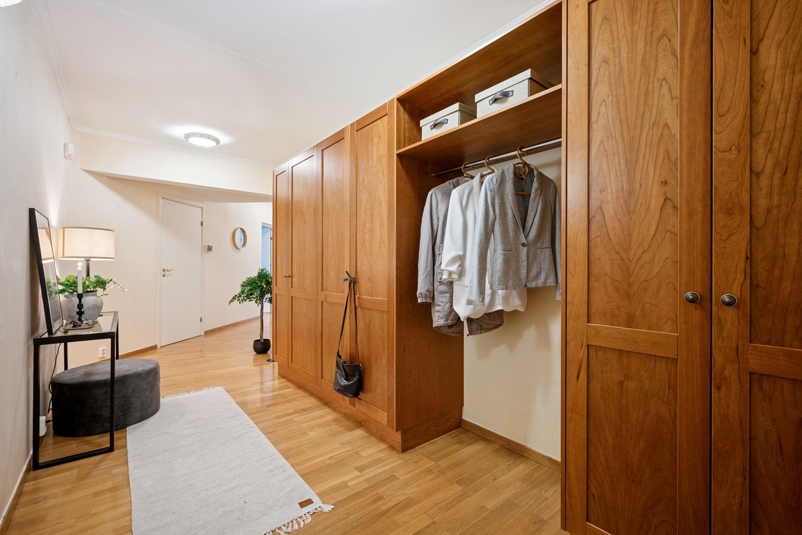 Svært gode lagringsmuligheter i stor garderobe i gang Galleribilde