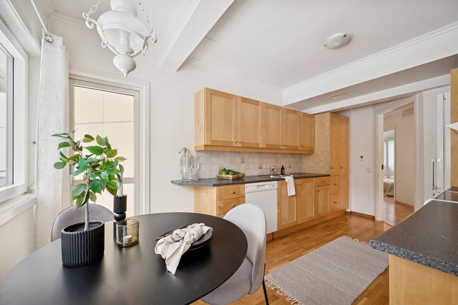 Kjøkkenet har godt med skap- og benkeplass Galleribilde