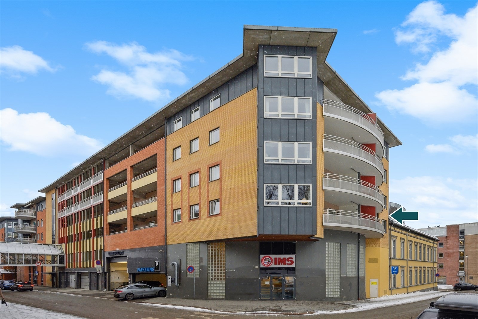 Bussholdeplass ligger i gaten nedenfor, samt kun ca. 10 minutter til Drammen togstasjon Galleribilde