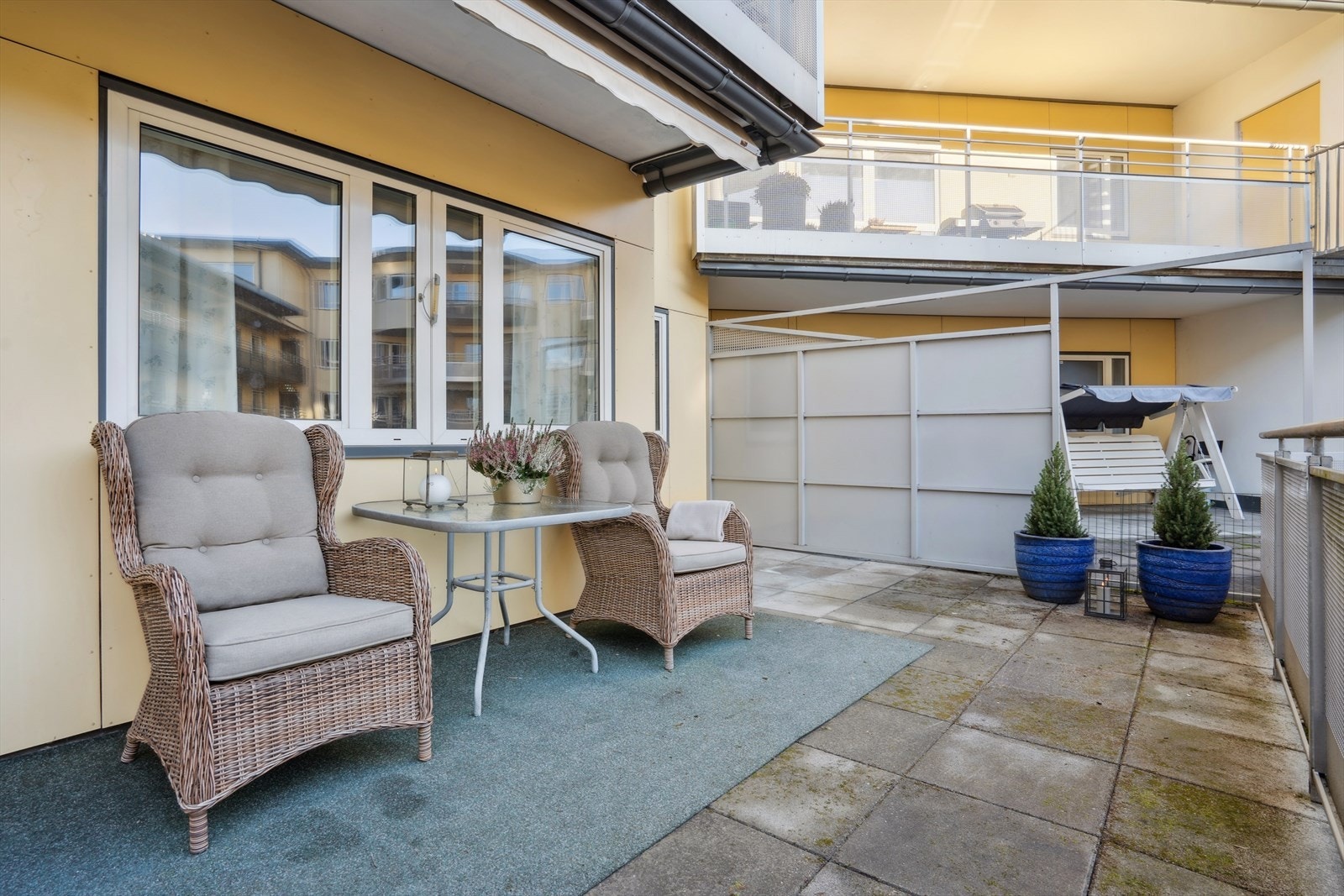 Terrassen er romslig med plass til ulike sittegrupper Galleribilde