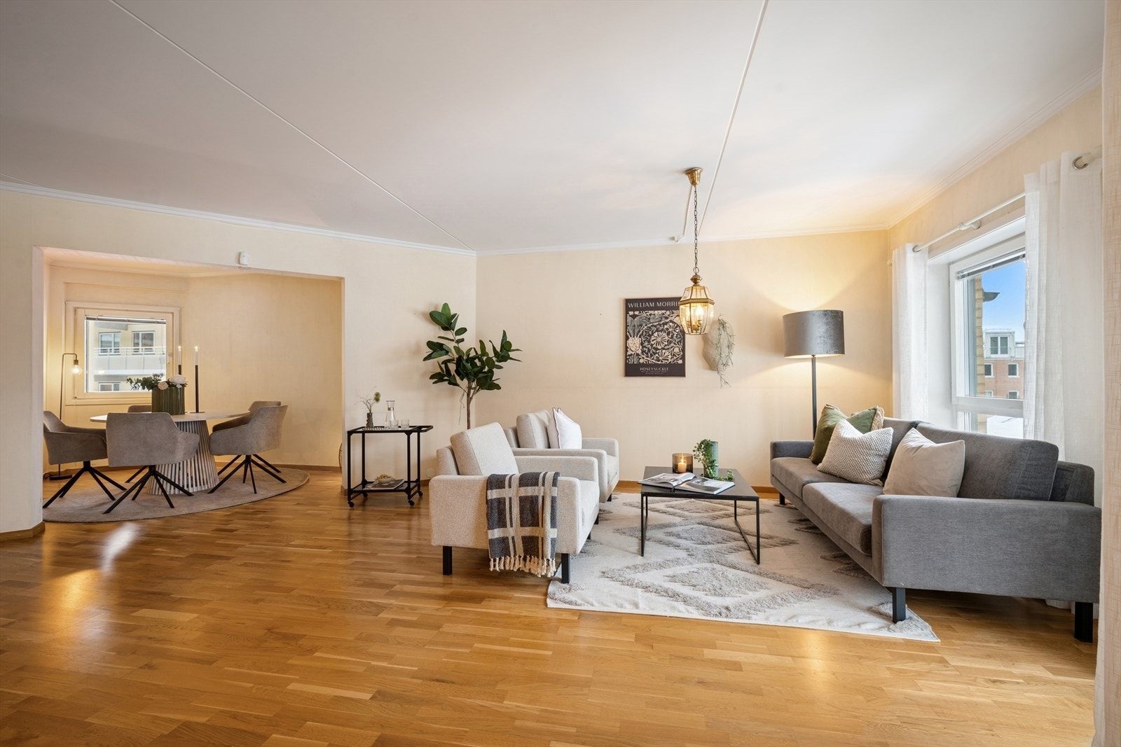 Fra stuen har man delvis åpen løsning til egen spisestue Galleribilde