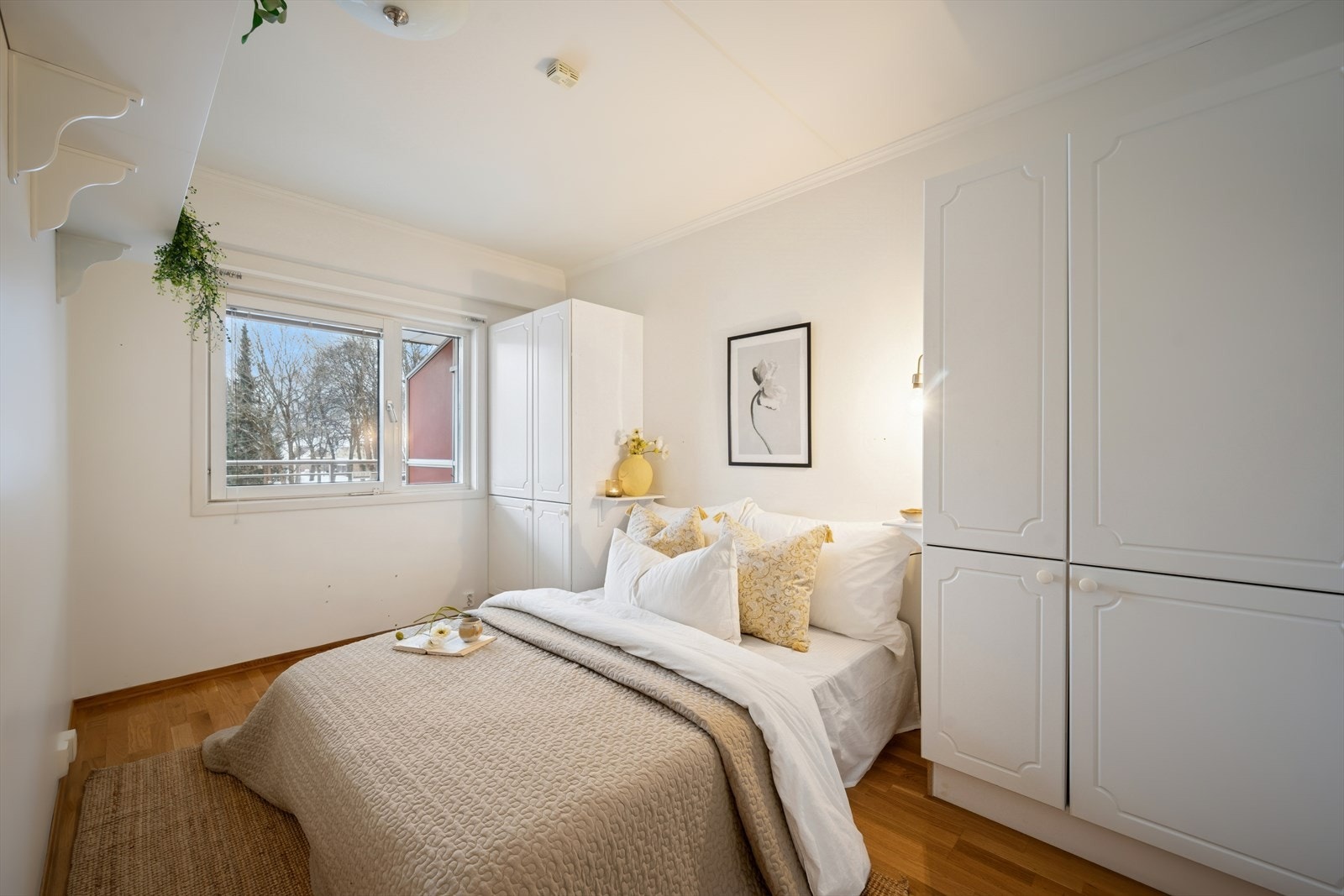 Soverommet har godt med skapplass Galleribilde