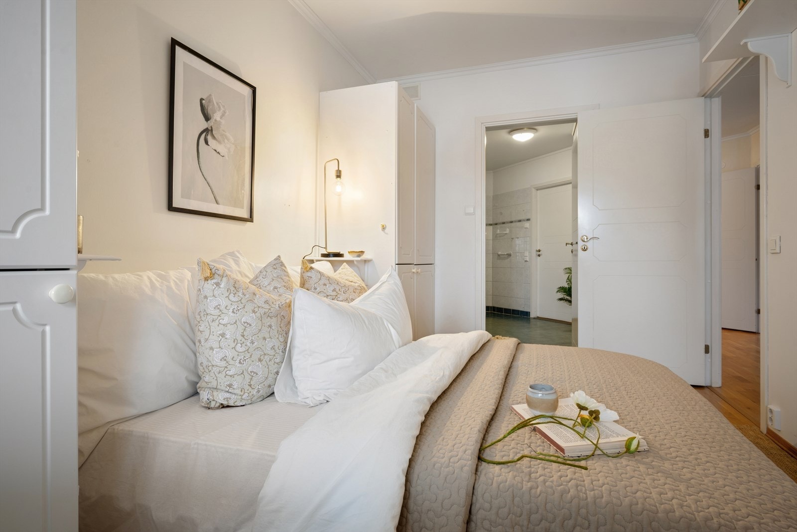 Hovedsoverommet har adkomst både fra stue og direkte tilgang til badet Galleribilde