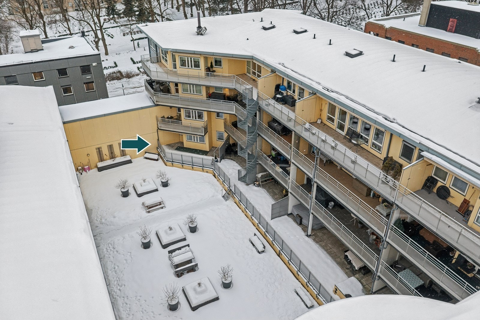 Her har man direkte adkomst via heis ned til Torget Vest kjøpesenter med bl.a apotek, kafé, vinmonopoø, mat, -og blomsterbutikk Galleribilde