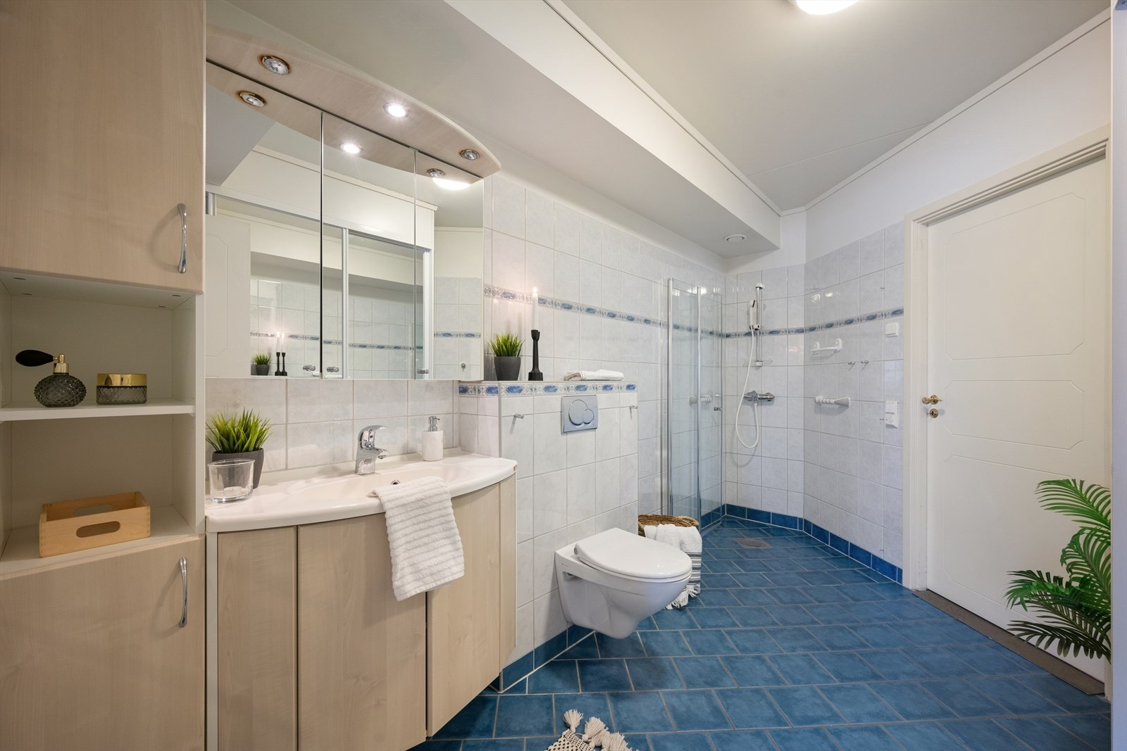 Badet har godt med skapplass Galleribilde