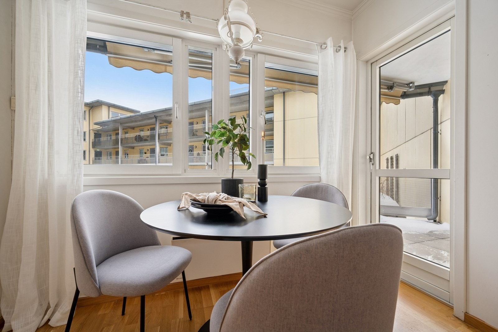 Fra kjøkkenet har man utgang til egen veranda inn mot byggets atrium Galleribilde