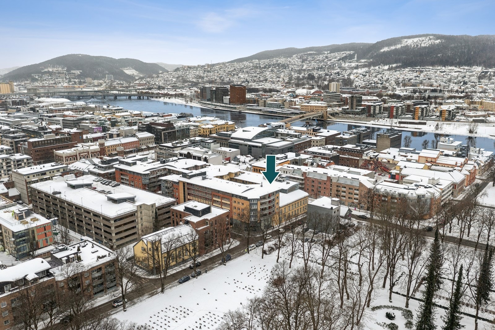 Bragernes torg, med alt av ulike servicetilbud, restauranter og uteliv, ligger rett utenfor døren Galleribilde