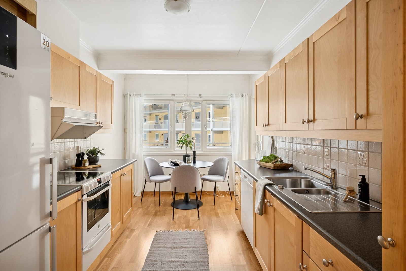 Hvitevarer på kjøkkenet medfølger handelen Galleribilde