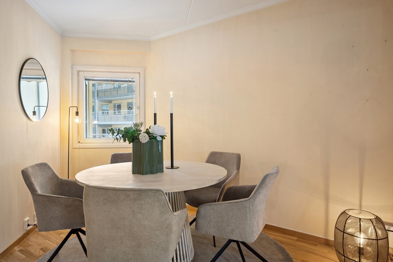 Spisestue eller rom som kan benyttes til kontor eller lignende Galleribilde