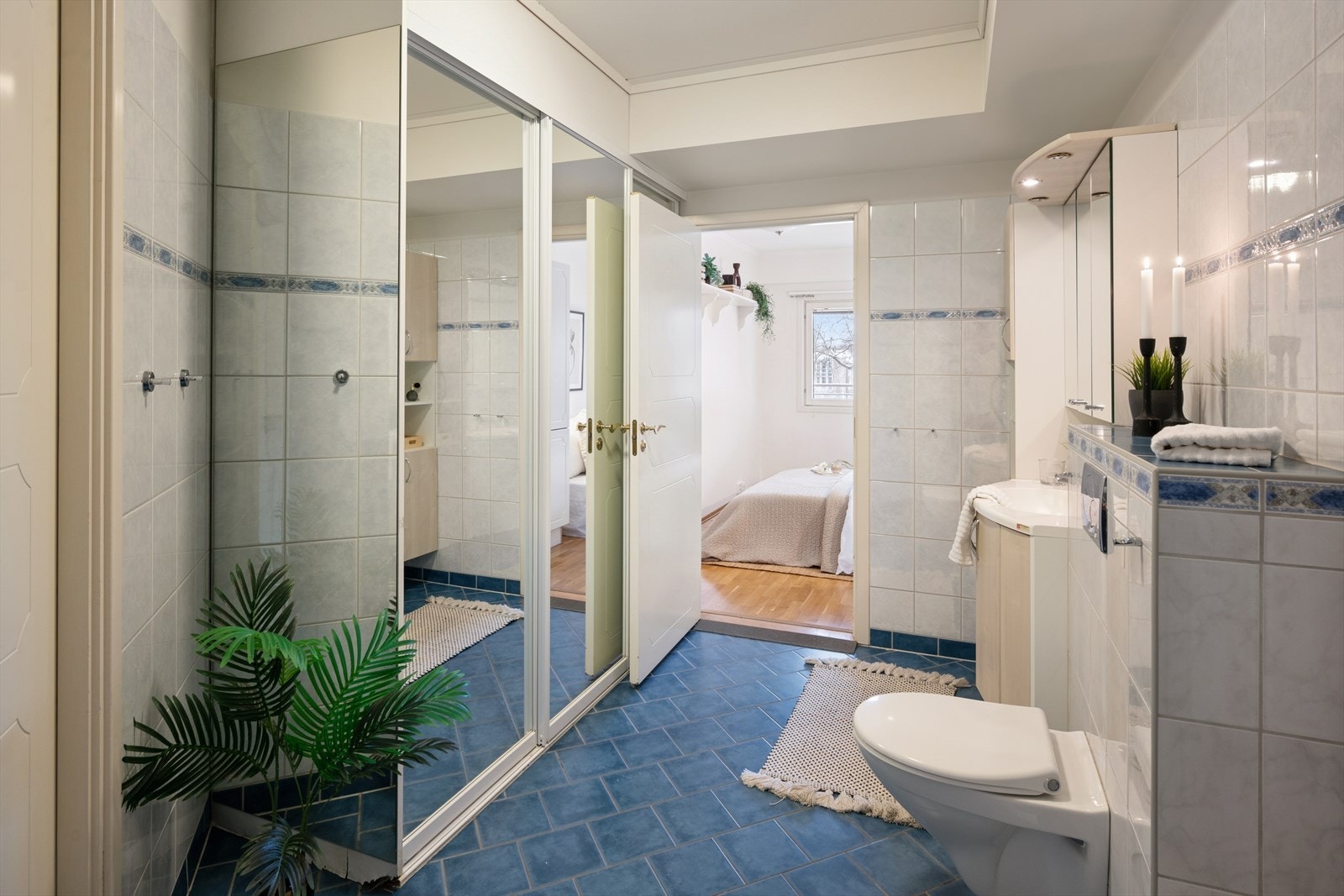 Flislagt bad med varmekabler, samt stor skyvedørsgarderobe med plass til vaskemaskin Galleribilde