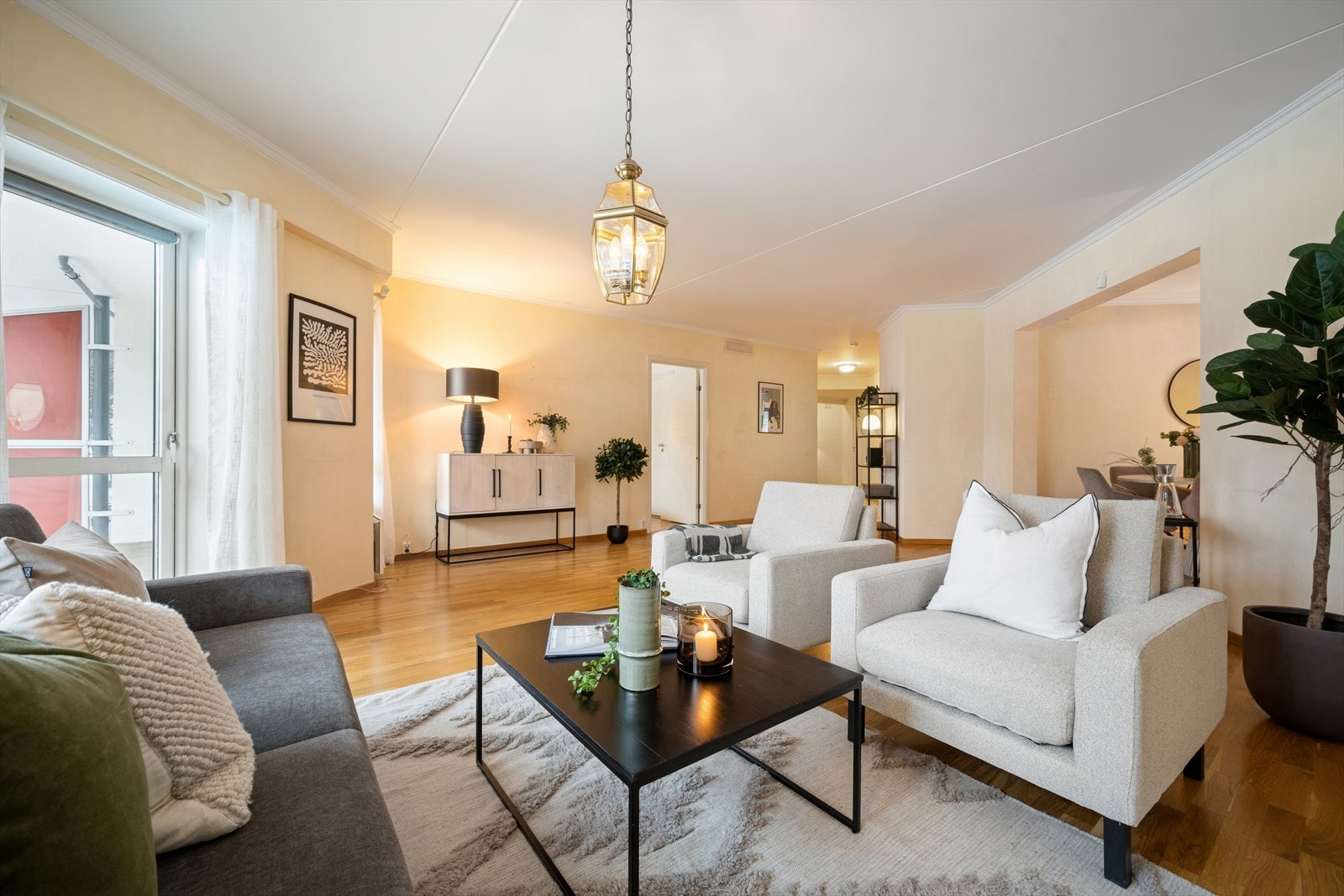 Lys og pen stue med parkett på gulv Galleribilde