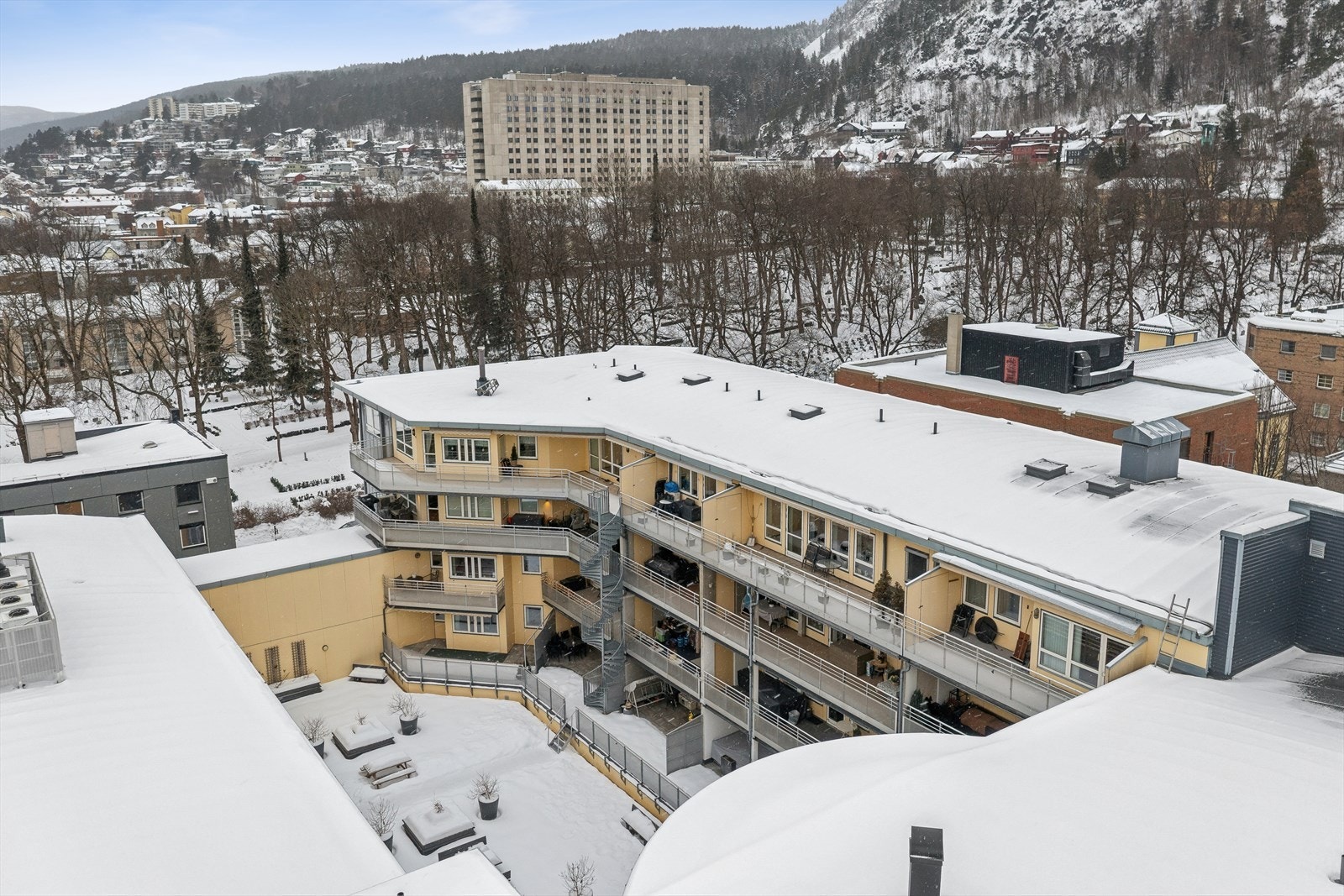 Nærhet til elvepromenade og flott bypark Galleribilde
