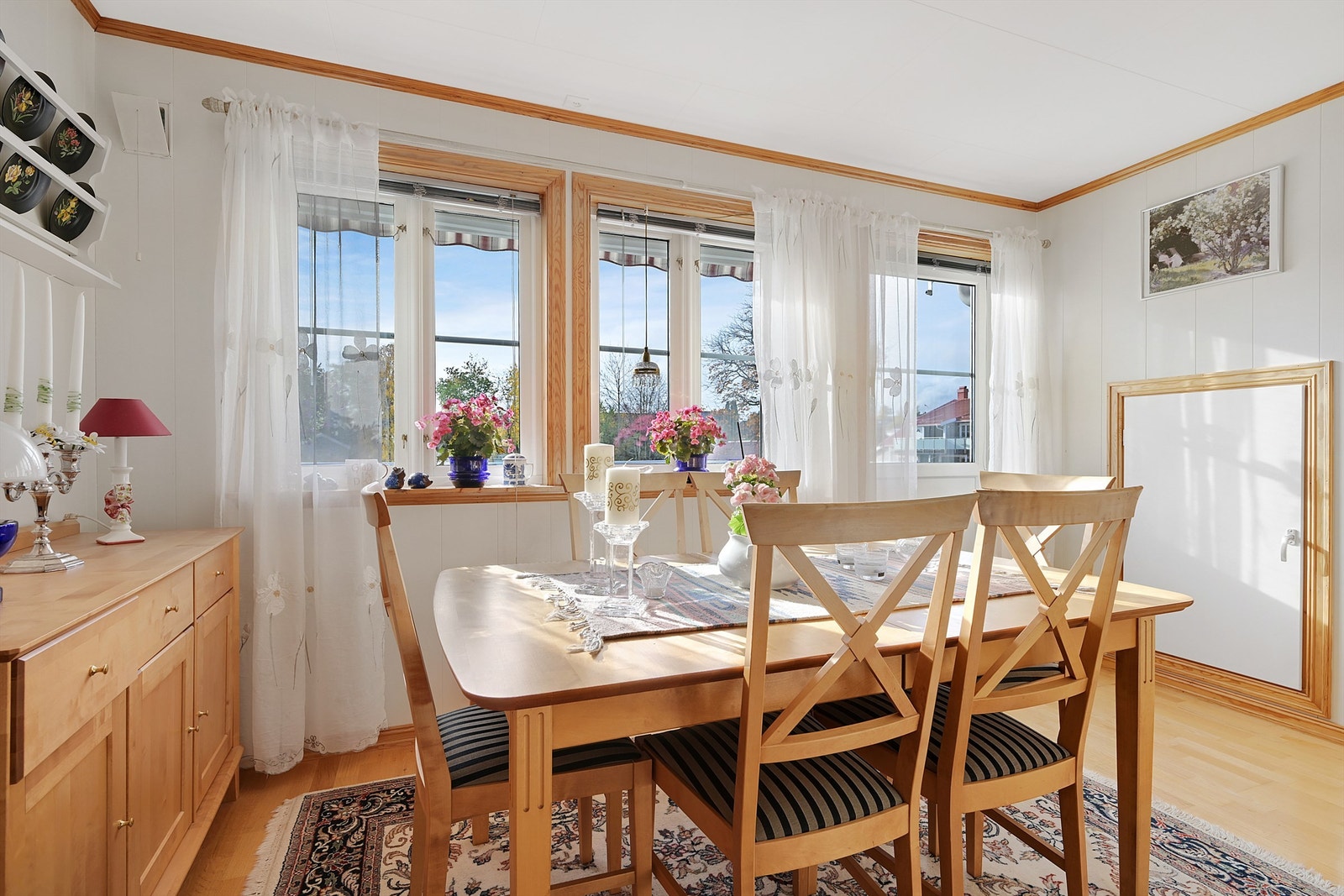 Fra den koselige spisestuen er det utgang til den solrike balkongen Galleribilde