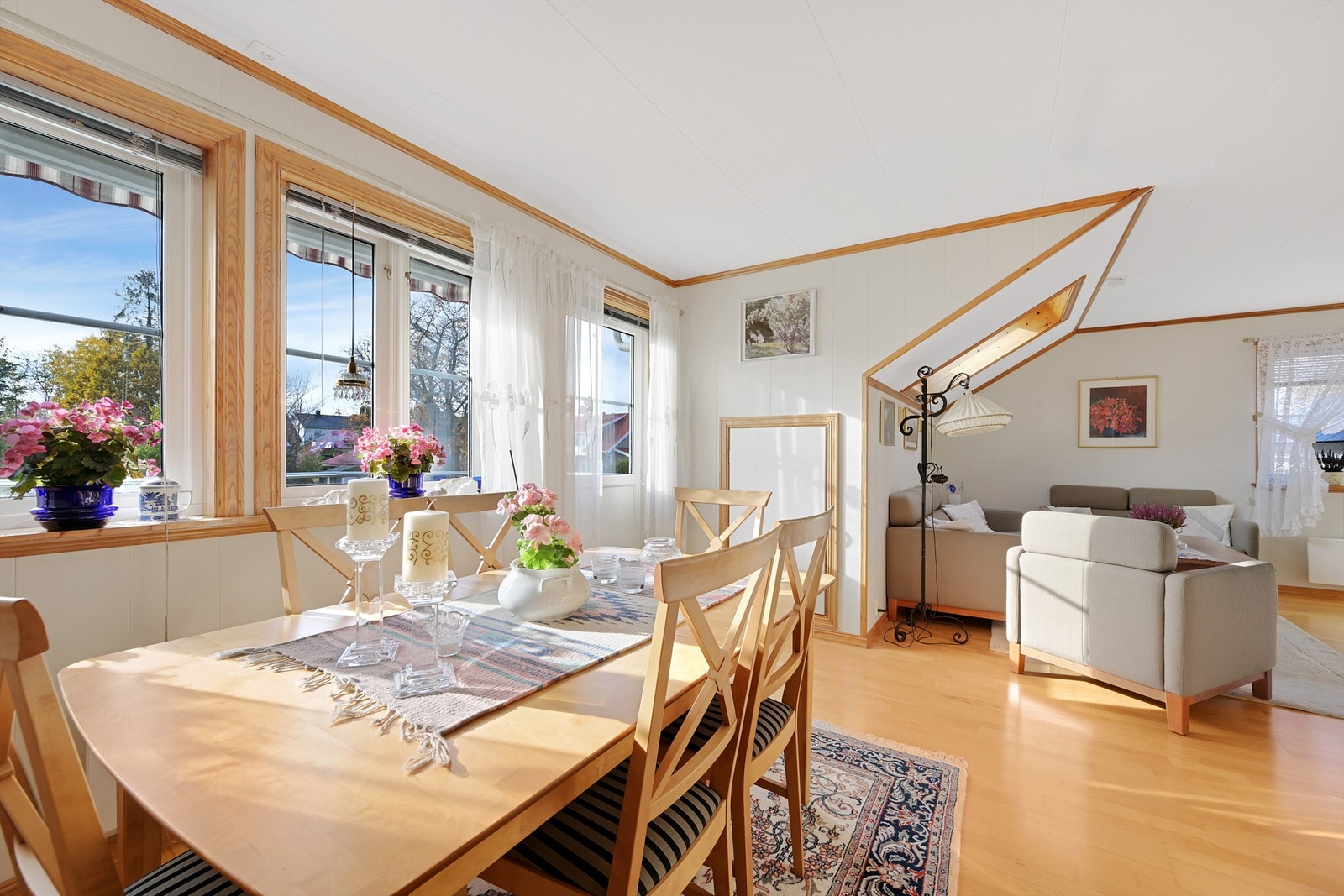 Beliggenheten i 2. etasje og vinduer mot både sør og vest samt takvindu, sørger for en lys og trivelig tilværelse i leiligheten Galleribilde