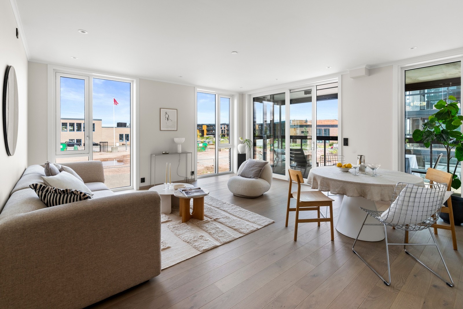 Lys og innbydene stue med utsikt Galleribilde