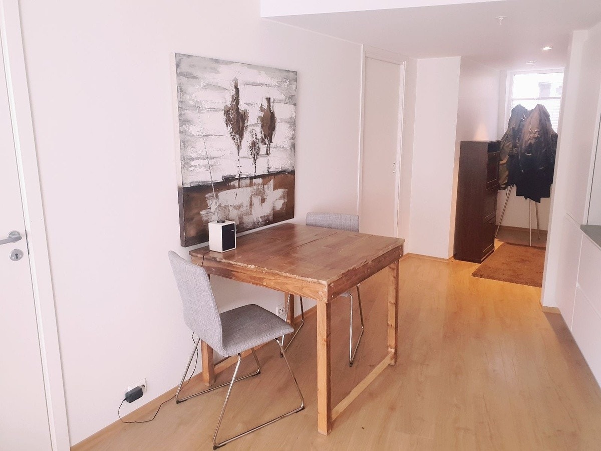 Hyggelig spisebord ved kjøkken Galleribilde