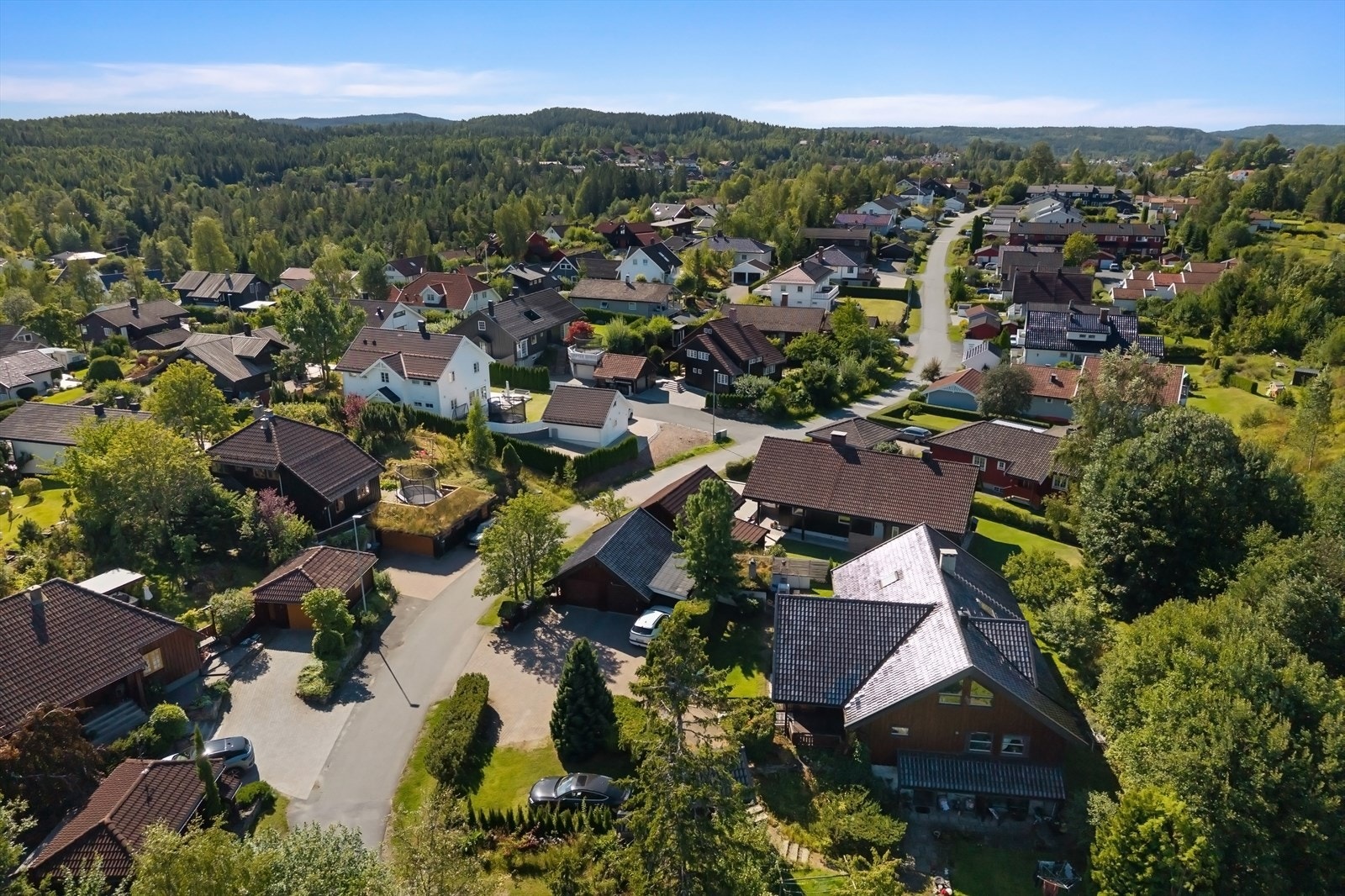 Her bor man i et rolig og trygt nabolag, med umiddelbar nærhet til flotte tur- og friluftsområder Galleribilde