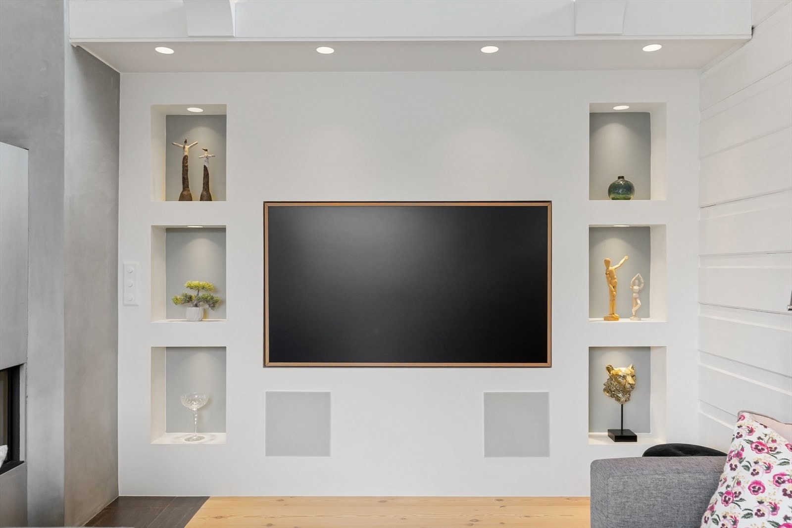 Flott spesialbygget vegg med belyste hyller Galleribilde